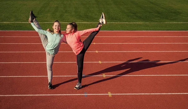Teen girls stand in stretching split, tratto — Foto Stock