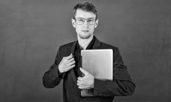 Nueva tecnología. de vuelta a la escuela. Hombre con computadora. conocimiento ay concepto. Hombre luciendo inteligente en gafas. ropa de oficina y concepto de moda. listo para aprender. exitoso hombre de negocios con chaqueta — Foto de Stock