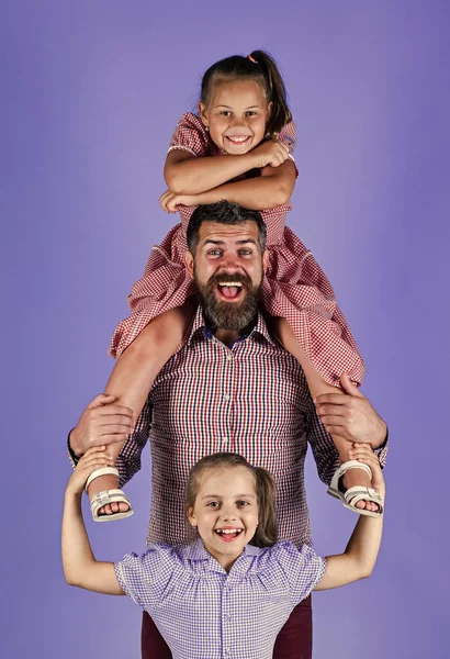 父亲和他的女儿。两个女儿和她们心爱的爸爸在一起一起玩的很开心快乐。快乐的父亲节。家庭假期。男人爸爸和女儿。爱与信任 — 图库照片