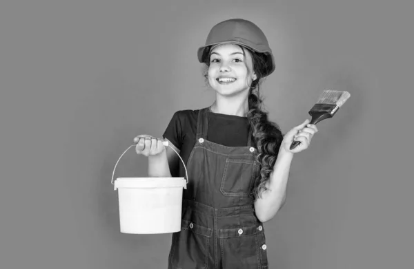 建物の制服と絵のバケツとブラシ、創造的な仕事を使用して陽気な子供の労働者 — ストック写真