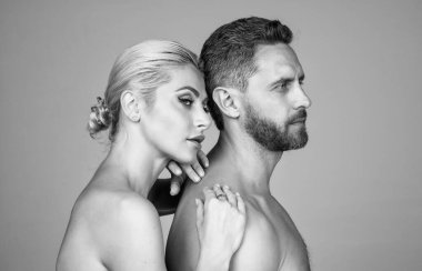 Aşık seksi çift. Şehvetli, çıplak bir çift. Çıplak kadın çıplak erkeği kucaklıyor. romantik ilişki