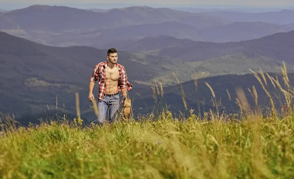 Inspiráció. szexi férfi kockás inges gitárral. hipszter divat. Nyugati kempingezés és túrázás. Boldog és szabad. Cowboy férfi csupasz izmos felsőtesttel. akusztikus gitáros. country zene dal — Stock Fotó