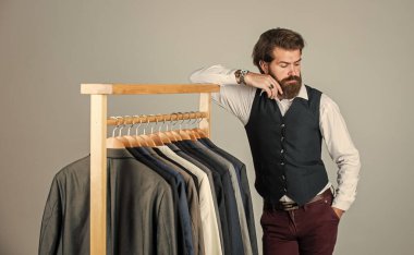 Adam içeride iş elbisesi sipariş ediyor. Terzi ölçer adamım. Çalışma alanında şık bir iş adamı. Moda tasarım stüdyosu. Erkek moda tasarımcısı. Bireysel insan eli ölçer. Modadan bahsediyorum.