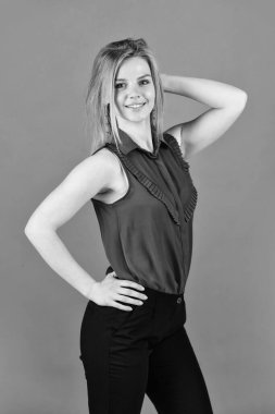 Kız terracotta gömleği bluz süslü yaz giysileri, rahat kıyafet konsepti