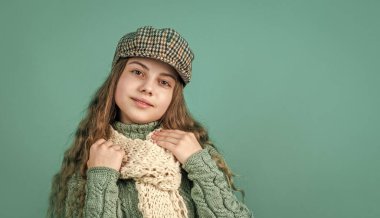 Bereli ve örgülü neşeli kız, fotokopi odası, moda