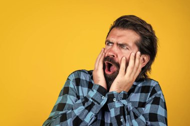 Tıraşsız adam bir şeye şaşırır, insani duygular.