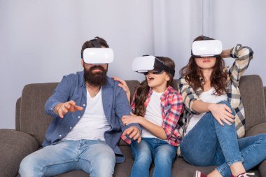 Modern hayat. Baba, anne ve çocuk VR gözlükleri. sanal gerçeklik ailesi.