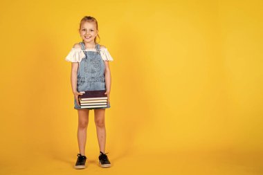 Tatlı çocuk kitaptan ve eğitimden bilgi okuyacak.