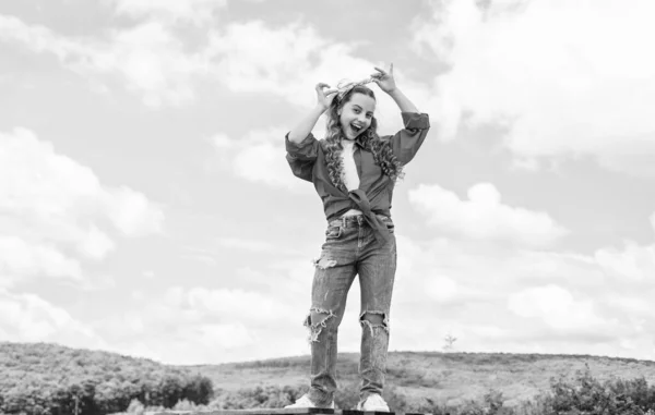 Felicidad infantil. Feliz día de los niños. libera tu imaginación. belleza infantil y la moda. niño con estilo casual. Niño en el fondo del cielo. concepto de vacaciones de verano. Mujer perfecta — Foto de Stock