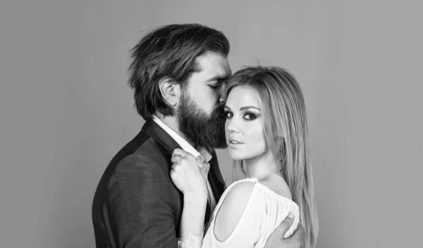 Pár szerelmes szakállas férfi és szexi nő ölelés, vágy — Stock Fotó