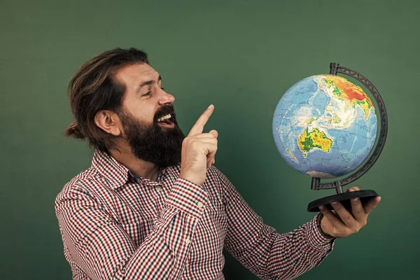 Hombre planeando vacaciones mirando el globo geográfico en la escuela, viaje — Foto de Stock