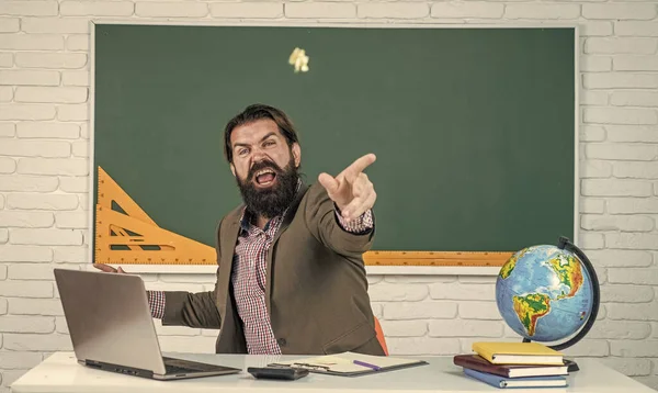 Pura raiva. professor maduro irritado jogando papel. homem barbudo brutal trabalhar em sala de aula e sentir raiva. Preparar para o exame. Professor universitário em aula. de volta à escola. educação informal — Fotografia de Stock