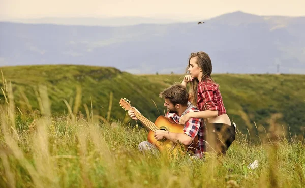 Saint Valentin. camping à l'ouest. aventure de randonnée. amis heureux avec la guitare. amitié. chanson de feu de camp. musique country. rendez-vous romantique. les hommes jouent de la guitare pour fille. couple amoureux passer du temps ensemble — Photo