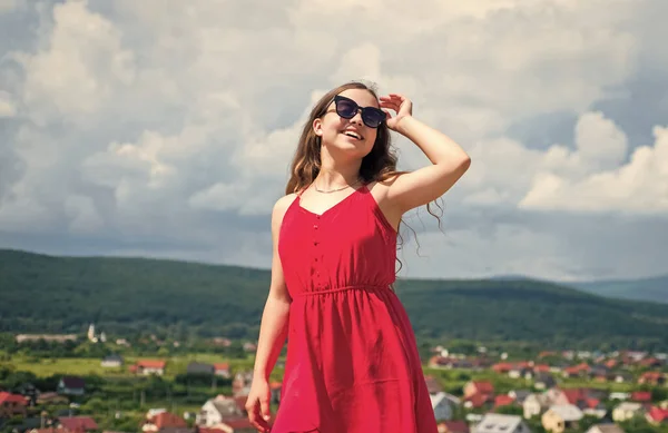 かわいい子供のドレスやメガネの屋外、夏のファッション — ストック写真