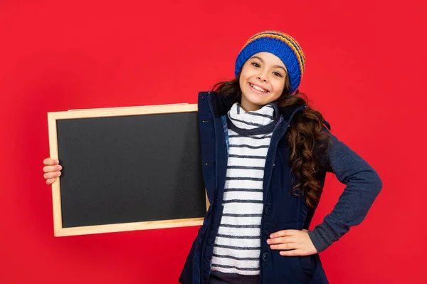 Announcement and advertisement. winter sales. glad kid hold blackboard in hat. — ストック写真