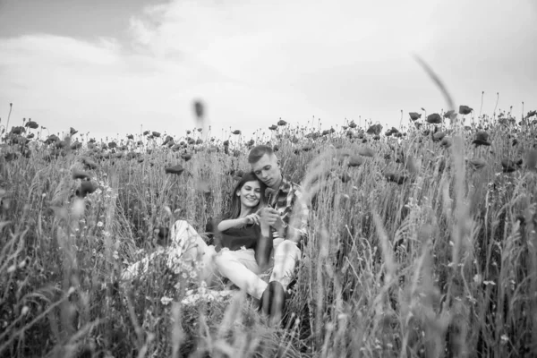 Szczęśliwa para zakochanych zrelaksować się w pięknej dziedzinie maku kwiat z gitarą akustyczną, muzyka — Zdjęcie stockowe