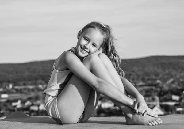 Vidám gyermek sportoló vagy tornász pihenjen szabadtéri, fitness — Stock Fotó