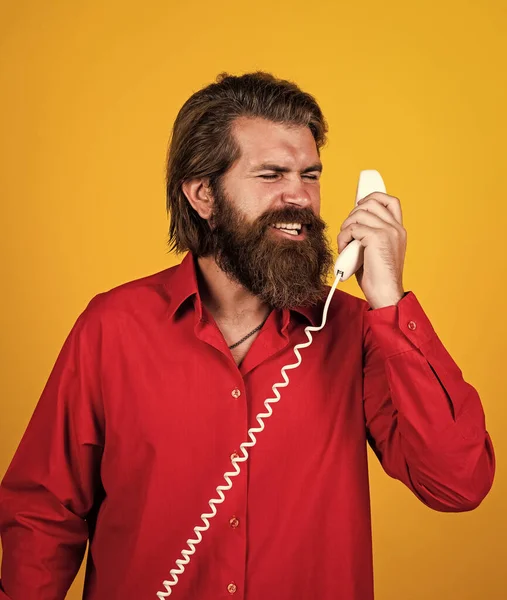 Modern kinézetű szakállas hipster beszél telefonon. kommunikációs koncepció. brutális jóképű férfi bajusszal használja a régi telefont. érett menedzser vagy asszisztens. Beszélgetés. Légy közvetlen. — Stock Fotó