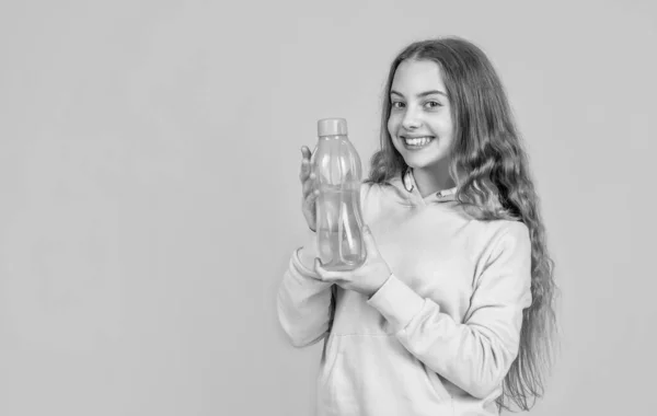 Prends soin de toi. enfant athlétique soin de l'équilibre hydrique dans le corps. hydratation. avoir soif. bouteille de protéines et de vitamines. jeune fille heureuse et en bonne santé. enfant en forme boire de l'eau après l'entraînement. le sport est la vie — Photo