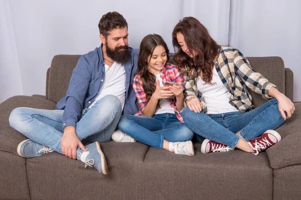 Recebi uma mensagem. Menina mostrar mensagem de telefone para a mãe. Criança usando o aplicativo de mensagens. Sms... — Fotografia de Stock