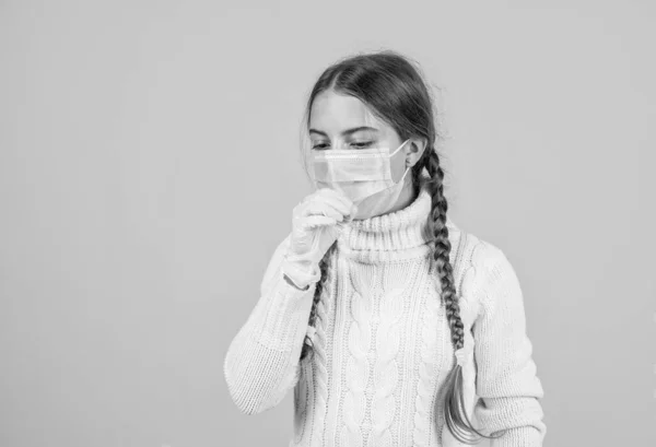 Хвора дівчинка дитина в масці захисту під час пандемії спалаху, кашель — стокове фото