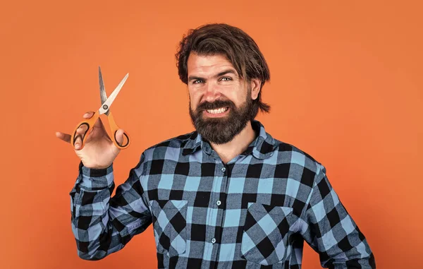 Красивий хлопець хіпстер з вусами і бородою використовує перукарський інструмент ножиці, перукарня — стокове фото