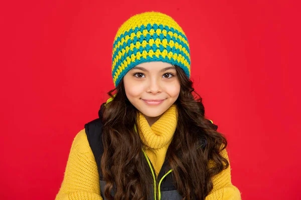 Express positive emotion. winter fashion. smiling kid with curly hair in hat. teen girl — Φωτογραφία Αρχείου