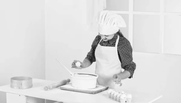 レシピや食事で料理をする女の子 — ストック写真