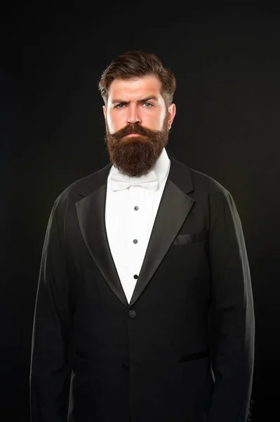 Siyah arka planda smokinli sakallı adam, resmi kıyafet. — Stok fotoğraf