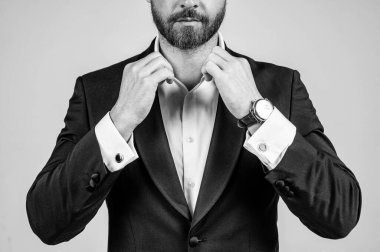 En iyi kıyafetlerle kendini kandırıyor. Adam resmi takım elbise giyer. İş kıyafeti. Formalite ve kıyafet zorunluluğu. Şık moda tarzı. Erkek giyim koleksiyonu