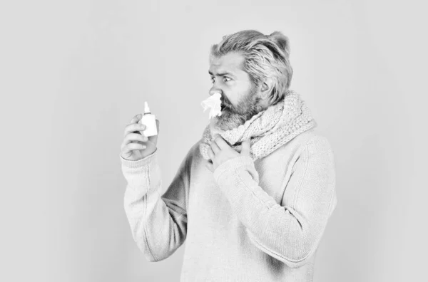감기 치료제. 남자 스카프는 코에 스프레이를 들고 있고. 약은 효과적으로 복구 된다. 알레르기 치료. 코 복구가 빠르네요. 건강 관리 개념. 콧물이 흐르고 감기 증상이 나타난다. 빠른 회복 — 스톡 사진
