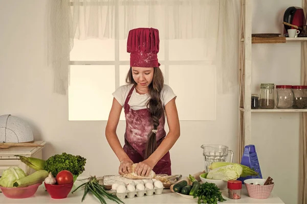 Menina o futuro chef está cozinhando comida, alimentação saudável — Fotografia de Stock