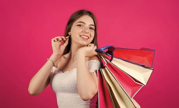 Niña elegante llevar bolsas de saltos, felices fiestas — Foto de Stock