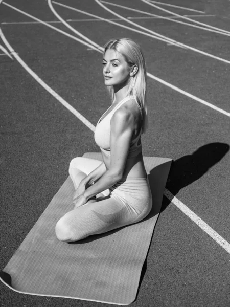 身强体壮的女运动员在体育场练习瑜伽，普拉提 — 图库照片