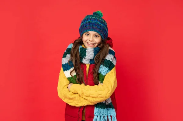 Exprimer une émotion positive. mode d'hiver. enfant heureux avec les cheveux bouclés dans le chapeau croisant les mains. — Photo