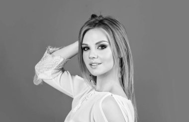 Kırmızı arka planda şık makyajlı güzel sarışın kadın model.