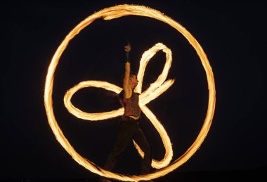 Kutlama için numaralar yapıyor. İnsan karanlıkta ateş numaraları yapar. Yangın gösterisi. Poi dönüşü. Tatil kutlaması. Gece partisi. Açık hava festivali. Eğlence ve eğlence