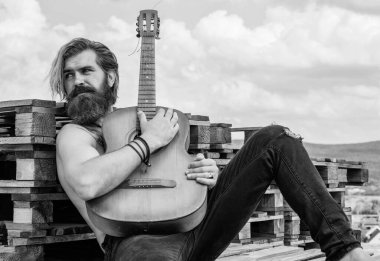 Biraz ara ver. Müzisyen müzisyen. müzik teli enstrümanı. Olgun karizmatik erkek gitarist. Sakallı ve bıyıklı adam gitar çalıyor. Kareli gömlekli sakallı adam şarkı söylüyor.