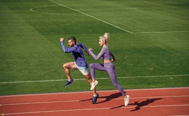 Spor. Maraton hızı. Spor çifti kazanmak için hızlı koşar. Başarılı fitness koşucuları.