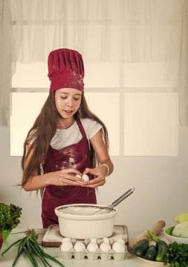 Mutfakta un ve yumurta pişiren kız, sağlık.