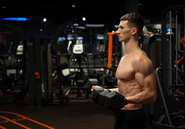 Shirtless guy doing bicep tricep curls with dumbbells in gym, strength workout — Stockfoto
