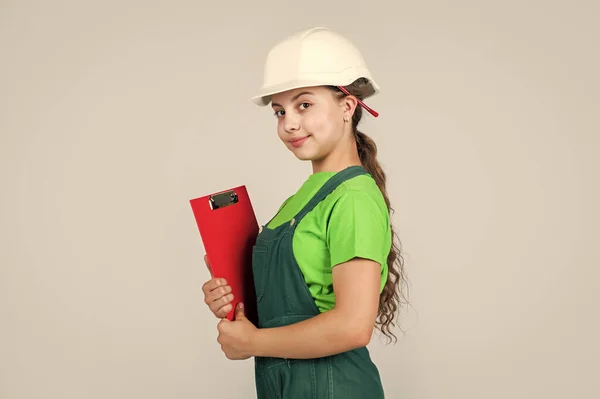 Güvenlik uzmanı. Çocuk inşaat alanında kask takıyor. Evrak işleriyle uğraşan genç bir müteahhit. Çocuk tamir işiyle uğraşıyor. Atölyede yenileme konsepti. meşgul profesyonel marangoz — Stok fotoğraf