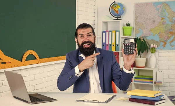 Mutlu erkek, sakallı, matematik ve matematik dersinde hesap makinesiyle hesap yapıyor. — Stok fotoğraf