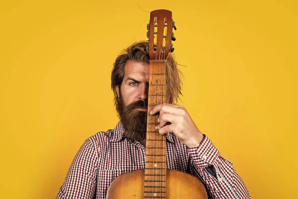 Hombre barbudo maduro buscando moda casual tocando la guitarra, cantante —  Fotos de Stock