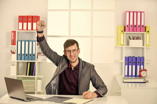 Homme travailler ordinateur portable en ligne dans le bureau, concept de journée réussie — Photo