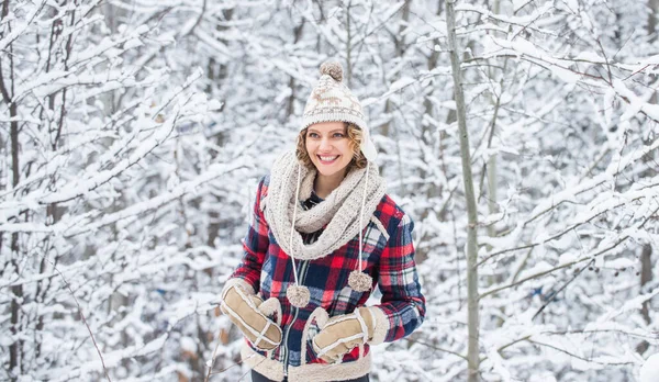 Téli hódoló. Kedvenc évszak. Sétálj a havas erdőben. Vidám, érzelmes lány, jól érzi magát a szabadban. Téli ruha. A nő meleg kiegészítőket visel a havas természetben. Téli divat gyűjtemény — Stock Fotó