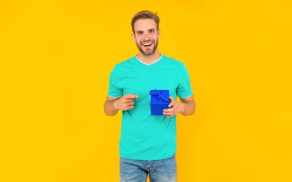 Happy man with box. boxing day. present and gifts buy. shopping guy with purchase. — Stock Photo, Image