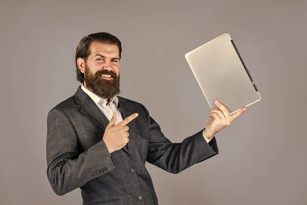 Szczęśliwy biały brodaty hipster z komputerem. mężczyzna pracownik trzyma raport finansowy i bada współpracowników przestrzeni na laptopie. nowe technologie w nowoczesnym biznesie kłamstwo — Zdjęcie stockowe