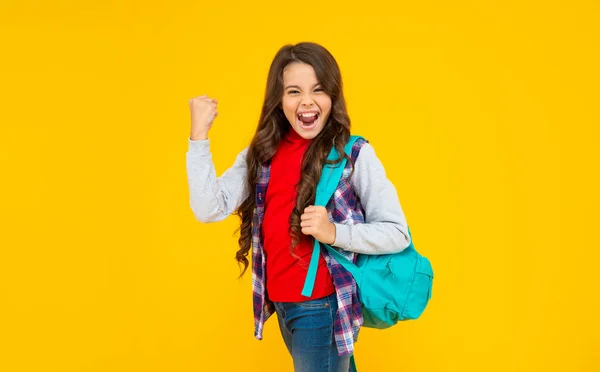 Erfolgreiches Kind hat lange lockige Haare tragen Schulrucksack auf gelbem Hintergrund, Wissen — Stockfoto