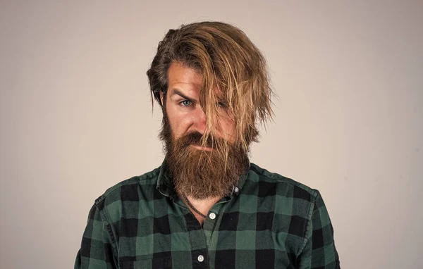 Mens beleza e saúde. homem carismático maduro. Um tipo com barba e bigode. confiança e carisma. homem barbudo vestindo camisa xadrez casual. beleza do cabelo e moda — Fotografia de Stock